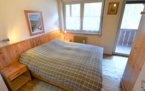 Villa Bellavista: Schlafzimmer, Zimmer, Bett, Möbel, Eigentum, Bettrahmen, Bettdecke, Fussboden, Hartholz, Daylighting