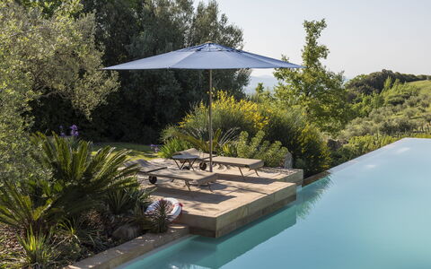 Sequerciani: Schwimmbad, Eigentum, Haus, Hinterhof, Grundeigentum, Die Architektur, Zuhause, Botanik, Schatten, Landscaping