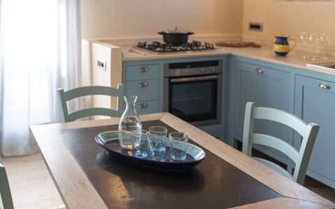 Sequerciani: Countertop, Eigentum, Zimmer, Möbel, Küche, Interior Design, Tabelle, Cabinetry, Fussboden, Haus