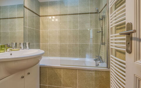Villa la Lisière des Pins: Armatur, Zapfhahn, Sinken, Badewanne, Dusche, Badezimmer, Interior Design, Flooring, Fussboden