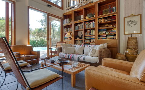 Villa la Lisière des Pins: Möbel, Eigentum, Couch, Bücherregal, Tabelle, Regal, Holz, Interior Design, Wohnzimmer, Fussboden
