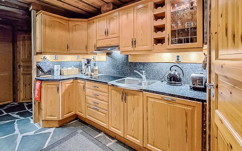 Kulta-Vuosseli a: Holz, Küche, Zuhause, Cabinetry, Countertop, Schrank, Holzbeize, Schublade, Hartholz, Küchengerät