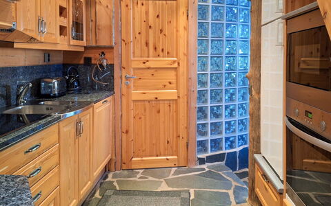Kulta-Vuosseli a: Holz, Flooring, Holzbeize, Cabinetry, Countertop, Küche, Armatur, Hartholz, Natürliches Material, Sinken