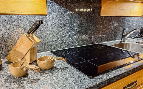 Kulta-Vuosseli a: Küche, Countertop, Granit, Cabinetry, Küchengerät, Armatur, Spüle, Fliese, Zapfhahn