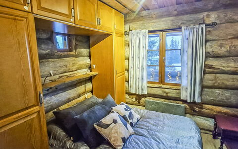 Kulta-Vuosseli a: Holz, Decke, Schlafzimmer, Zimmer, Holzbeize, Bettdecke, Blockhaus, Hartholz, Bedding, Linens
