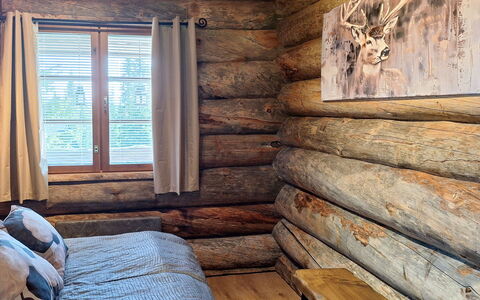 Kulta-Vuosseli a: Holz, Schlafzimmer, Hartholz, Linens, Zimmer, Holzbeize, Bedding, Bettdecke, Bett, Blockhaus