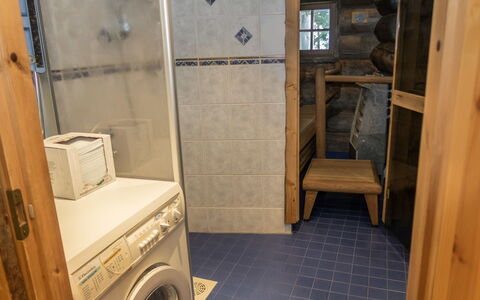 Kulta-Vuosseli a: Flooring, Holz, Fussboden, Interior Design, Zimmer, Armatur, Installation, Fliese, Holzbeize, Badezimmer