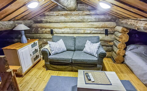 Kulta-Vuosseli a: Schlafzimmer, Bett, Bettdecke, Flooring, Bedding, Fussboden, Zimmer, Möbel, Decke, Hartholz