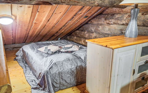 Kulta-Vuosseli a: Holz, Möbel, Schlafzimmer, Flooring, Fussboden, Interior Design, Zimmer, Dachboden, Beleuchtung, Bett