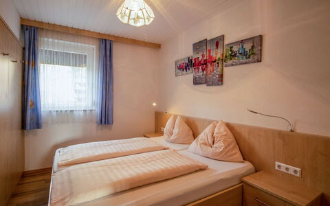 Klopeiner See 60: Schlafzimmer, Zimmer, Bett, Möbel, Eigentum, Bettrahmen, Matratze, Bettdecke, Interior Design, Gebäude