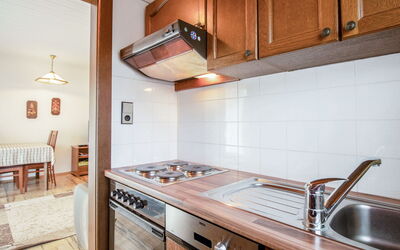 Hecht 60.2: Countertop, Eigentum, Zimmer, Küche, Möbel, Cabinetry, Fliese, Gebäude, Interior Design, Haus
