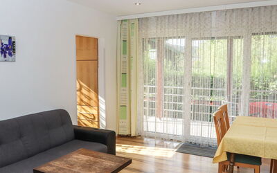 Forelle 60.1: Zimmer, Eigentum, Möbel, Wohnzimmer, Interior Design, Grundeigentum, Kaffetisch, Gebäude, Haus, Fussboden