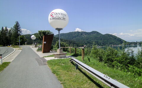 Laube: Strasse, Infrastruktur, Baum, Grundeigentum, Die Architektur, Landschaft, Berg, Haus, Signage