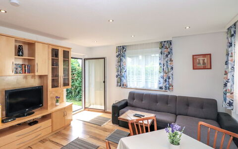 Laube: Zimmer, Eigentum, Wohnzimmer, Möbel, Interior Design, Gebäude, Grundeigentum, Haus, Fussboden, Kaffetisch