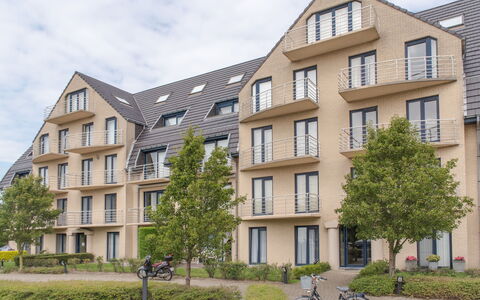 De Haan 930: Fahrrad, Pflanze, Himmel, Gebäude, Fenster, Eigentum, Rad, Wolke, Fahrrad-Rad
