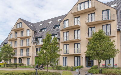 De Haan 930: Fahrrad, Pflanze, Himmel, Gebäude, Fenster, Eigentum, Rad, Wolke, Fahrrad-Rad