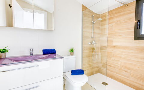 Mileni i: Flooring, Fussboden, Armatur, Badezimmer, Interior Design, Badezimmerschrank, Installation, Toilette, Tür, Fliese