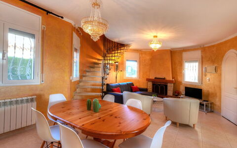Villa Pasja: Zimmer, Eigentum, Esszimmer, Gebäude, Interior Design, Möbel, Tabelle, Decke, Grundeigentum, Haus