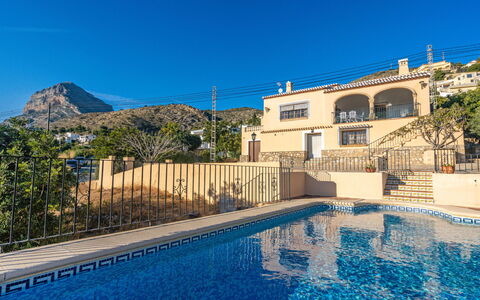 Villa Preciosa: Eigentum, Schwimmbad, Grundeigentum, Gebäude, Himmel, Haus, Azurblau, Wohnung, Villa, Urlaub