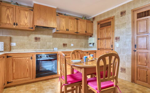 Villa Preciosa: Möbel, Zimmer, Eigentum, Cabinetry, Küche, Gebäude, Fussboden, Countertop, Interior Design, Zuhause