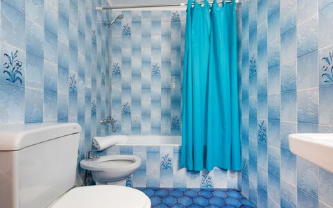Villa Preciosa: Badezimmer, Blau, Zimmer, Eigentum, Duschvorhang, Türkis, Vorhang, Interior Design, Aqua, Azurblau