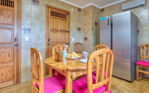 Villa Preciosa: Esszimmer, Zimmer, Möbel, Eigentum, Interior Design, Tabelle, Haus, Gebäude, Grundeigentum, Fussboden