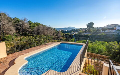 Villa Preciosa: Wasser, Himmel, Pflanze, Schwimmbad, Azurblau, Baum, Schatten, Rechteck, Vegetation, Natürliche Landschaft