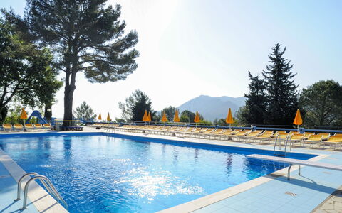 Albenga 605: Schwimmbad, Eigentum, Freizeit, Wasser, Grundeigentum, Resort, Haus, Zuhause, Gebäude, Urlaub
