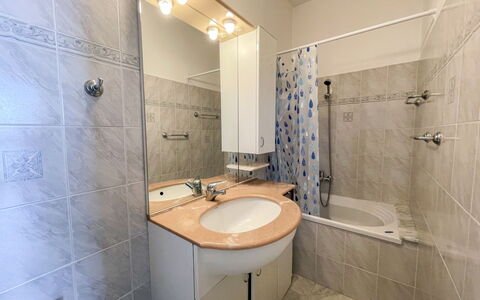 Casa del Pernambuco (Ptl205): Spiegel, Zapfhahn, Armatur, Eigentum, Sinken, Bad Sink, Badezimmer, Interior Design, Lila