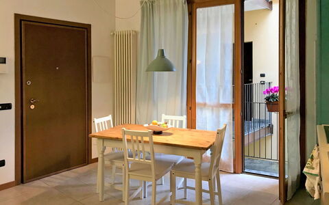 Sabina: Tabelle, Möbel, Pflanze, Holz, Tür, Gebäude, Fenster, Stuhl, Interior Design, Vorhang