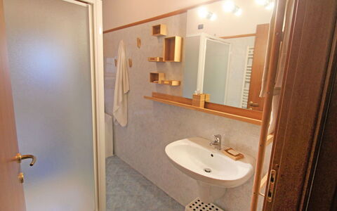 Sabina: Spiegel, Braun, Zapfhahn, Armatur, Bad Sink, Eigentum, Sinken, Gebäude, Badezimmer, Holz