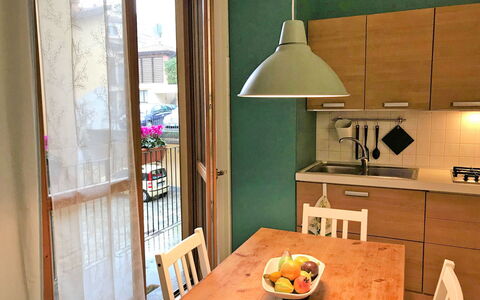 Sabina: Tabelle, Geschirr, Eigentum, Holz, Cabinetry, Interior Design, Stuhl, Lampe, Fussboden, Flooring
