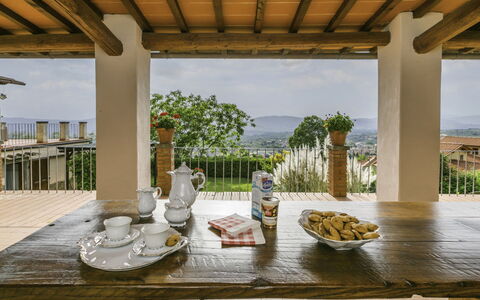 Podere Berrettino: Möbel, Eigentum, Deckenventilator, Cabinetry, Tabelle, Couch, Beleuchtung, Bilderrahmen, Holz, Countertop