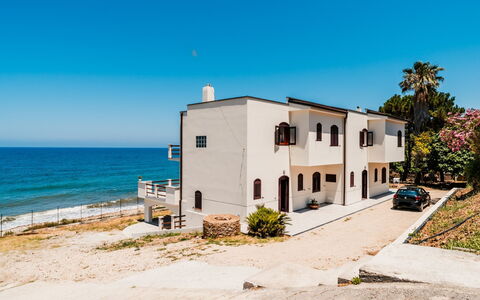 Marina di Caronia 110: Pflanze, Himmel, Gebäude, Wasser, Fenster, Tür, Azurblau, Haus, Baum, Landschaft