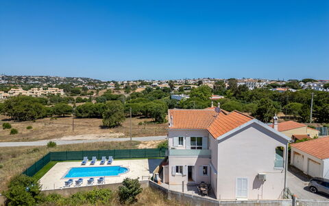Casa Do Sol: Blau, Himmel, Wohngebiet, Estate, Schwimmbad, Villa, Bauernhaus