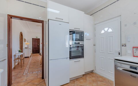 Casa Do Sol: Flooring, Fussboden, Holz, Interior Design, Major Appliance, Küchengerät, Decke, Cabinetry, Küche, Zimmer