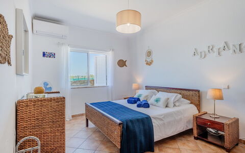 Casa Do Sol: Möbel, Schlafzimmer, Fussboden, Bett, Zuhause, Wohnung, Bettrahmen, Bedding, Bettdecke, Decke