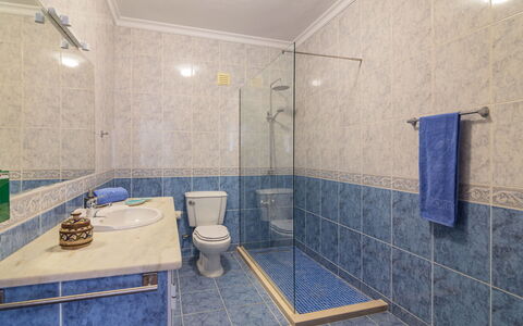 Casa Do Sol: Gebäude, Armatur, Duschkopf, Haus, Interior Design, Flooring, Fussboden, Tür, Dusche, Badezimmer