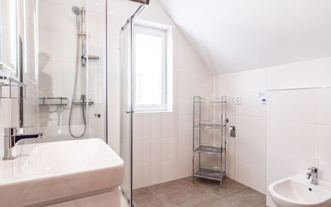 Lakeside Village 28 (+ Sauna): Gebäude, Armatur, Badewanne, Weiss, Fenster, Badezimmer, Duschkopf, Zapfhahn, Interior Design