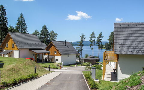 Lakeside Village 28 (+ Sauna): Pflanze, Himmel, Wolke, Gebäude, Eigentum, Baum, Fenster, Strassenbelag, Haus, Grundstueck