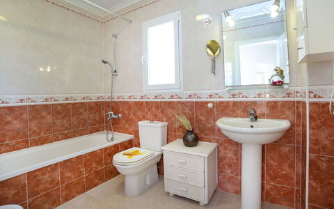 Hawaii: Badezimmer, Eigentum, Zimmer, Fliese, Fussboden, Interior Design, Wand, Grundeigentum, Gebäude, Zapfhahn