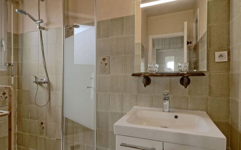 Le Clos Er Bert: Armatur, Spiegel, Zapfhahn, Sinken, Eigentum, Duschkopf, Badezimmer, Bad Sink, Dusche