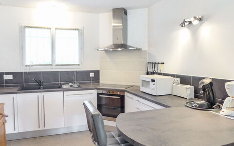 Philibert: Eigentum, Zimmer, Möbel, Küche, Gebäude, Countertop, Interior Design, Fussboden, Haus, Decke