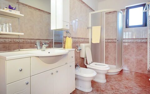 Stari Brist: Badezimmer, Zimmer, Eigentum, Interior Design, Grundeigentum, Gelb, Haus, Sinken, Möbel, Fussboden