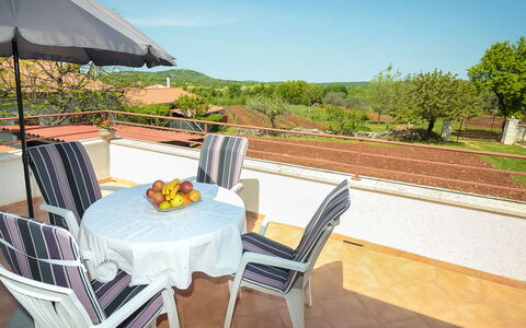 Stari Brist: Eigentum, Möbel, Haus, Grundeigentum, Zimmer, Gebäude, Tabelle, Villa, Terrasse, Urlaub