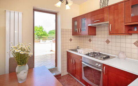 Stari Brist: Countertop, Zimmer, Eigentum, Cabinetry, Möbel, Küche, Gebäude, Interior Design, Sinken, Grundeigentum