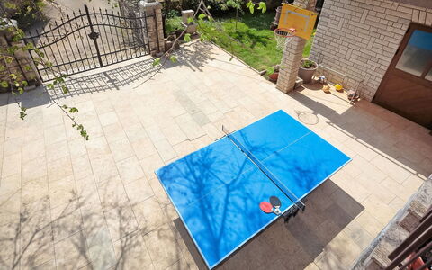 Lišera: Eigentum, Gras, Baum, Grundeigentum, Haus, Die Architektur, Fussboden, Pflanze, Zuhause, Freizeit