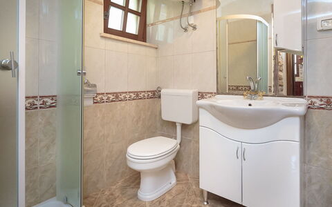 Lišera: Badezimmer, Eigentum, Zimmer, Armatur, Interior Design, Die Architektur, Wand, Fussboden, Bad Zubehör, Grundeigentum