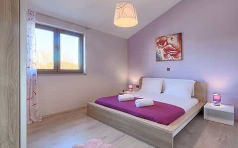 Linden Tree: Schlafzimmer, Möbel, Zimmer, Bett, Eigentum, Interior Design, Rosa, Bettdecke, Bettrahmen, Decke
