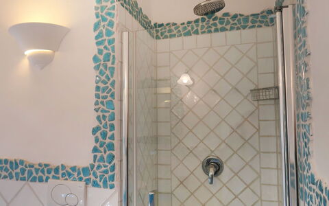 Omer: Armatur, Badezimmer, Duschkopf, Dusche, Interior Design, Fussboden, Flooring, Verbundwerkstoff, Installation, Haus